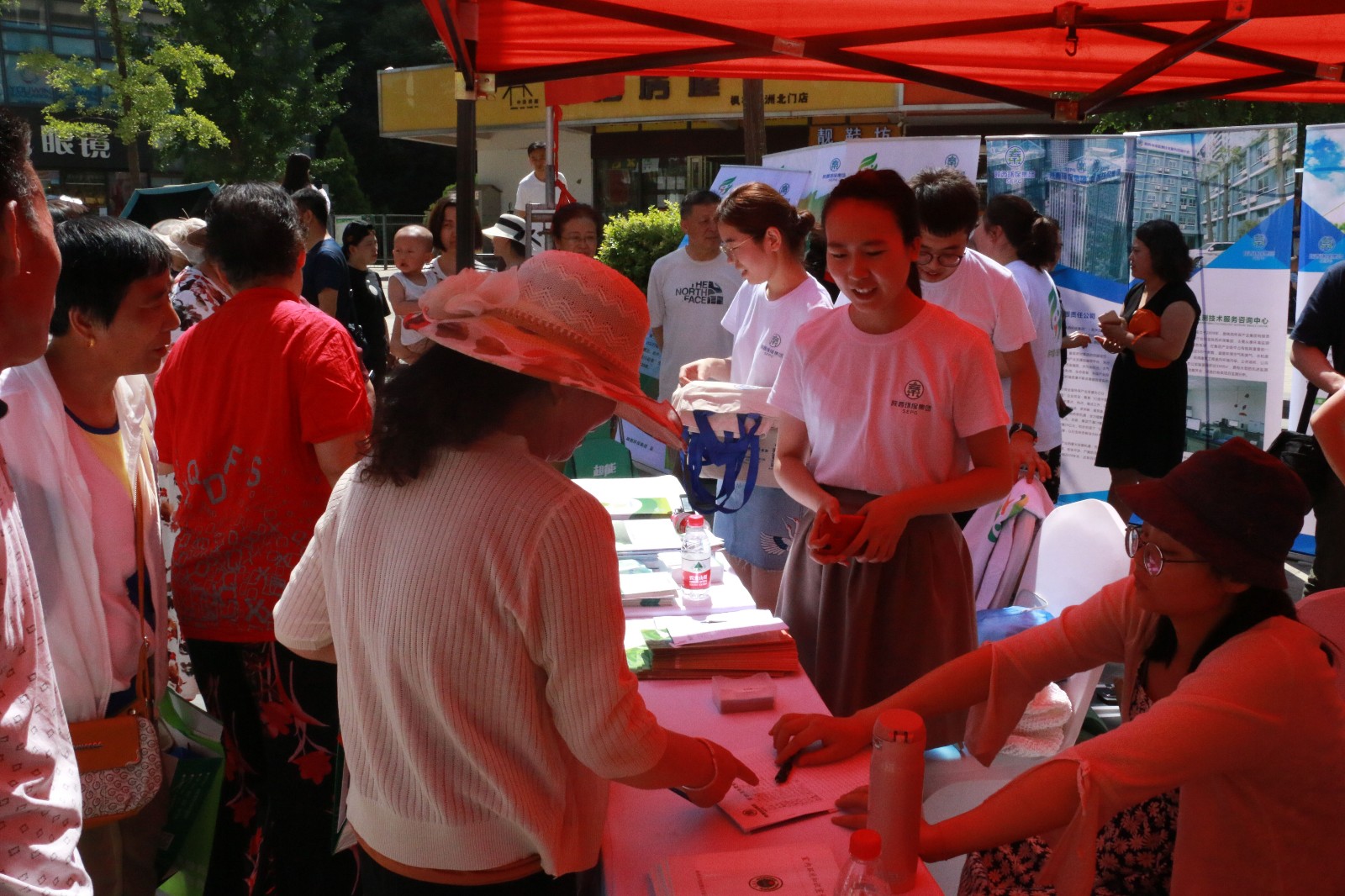 1528246265665542X2oX.jpg 活动现场,向参与者发放银河集团官网
集团宣传资料。.jpg