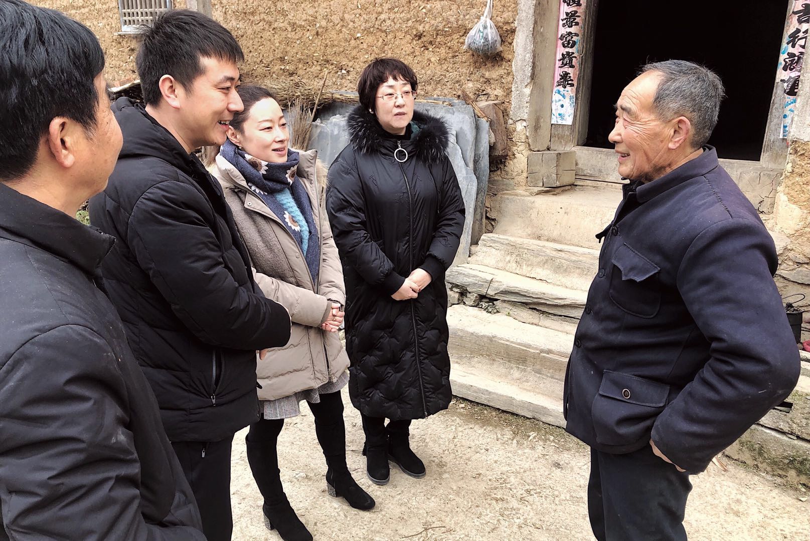 1548895082656711DG6V.jpg 集团公司深入旬阳县贫困群众嘘寒问暖送温情2.jpg